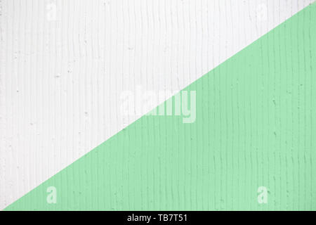 Detailansicht der Wand mit einem dekorativen Putz vertikale Linien und Streifen. Trendige Farben zweifarbig Hintergrund Textur. Strukturierte weiße und Minze konkret Stockfoto
