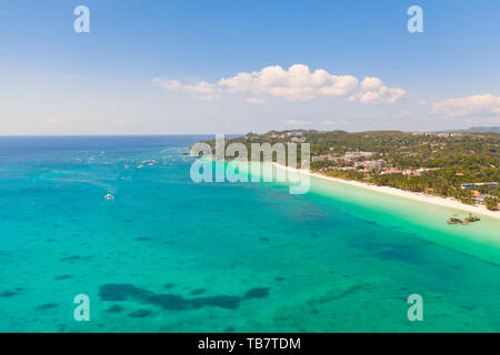 Die Küste der Insel Boracay. Weißer Strand und dem klaren Meer. Marine mit einer schönen Küste bei sonnigem Wetter. Wohngebiete und Hotels auf der Insel Boracay, Philippinen, Ansicht von oben. Stockfoto