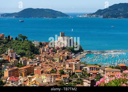Dorf Lerici und Portovenere oder Porto Venere im Hintergrund mit der Insel Palmaria. In den Golfo dei Poeti (Golf der Poeten oder den Golf von La Spezia) Stockfoto