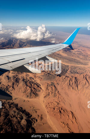 Luftbild der Sahara Wüste zwischen dem Nil und dem Roten Meer mit einem Flugzeugflügel, Ägypten, Afrika. Stockfoto