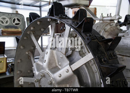 Alten Traktor Metallrad, antike landwirtschaftliche Geräte - in Sepia. Stockfoto