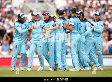 England feiern Die wicket von Südafrikas Dwaine Pretorius (nicht abgebildet) während der ICC Cricket World Cup group Phase Match am Oval, London. Stockfoto