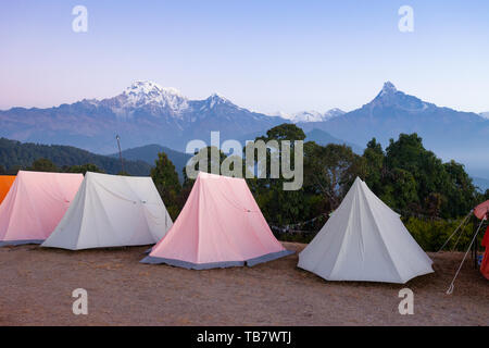 Zelte für Gruppen camping im Annapurna Gebiet, Nepal eingestellt Stockfoto