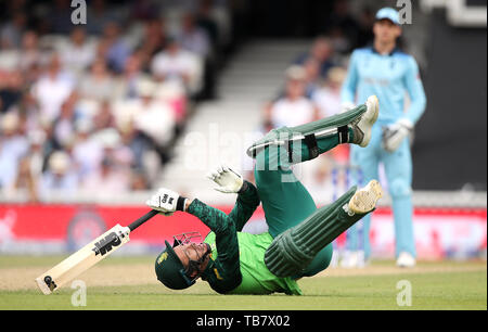 Südafrikas Dwaine Pretorius auf dem Boden nach, die von der England Ben Stokes (nicht abgebildet) während der ICC Cricket World Cup group Phase Match am Oval, London betrieben wird. Stockfoto