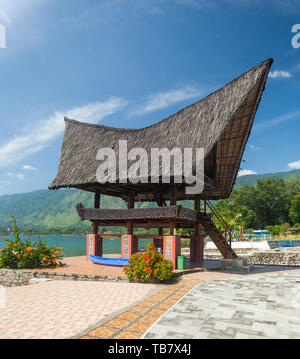 Traditionelle Batak Dach Architektur in Tuk Tuk auf der Insel Samosir, Lake Toba,, Sumatra, Indonesien Stockfoto