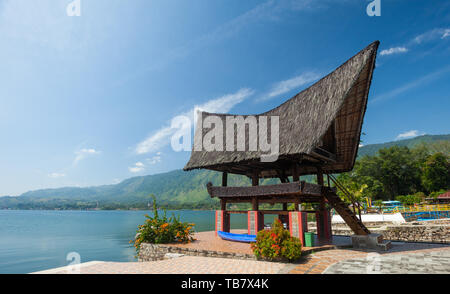 Traditionelle Batak Dach Architektur in Tuk Tuk auf der Insel Samosir, Lake Toba,, Sumatra, Indonesien Stockfoto