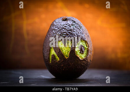 Schließen Sie herauf Bild einer Avocado pear mit dem Wort AVO heraus geschnitzt. Stockfoto