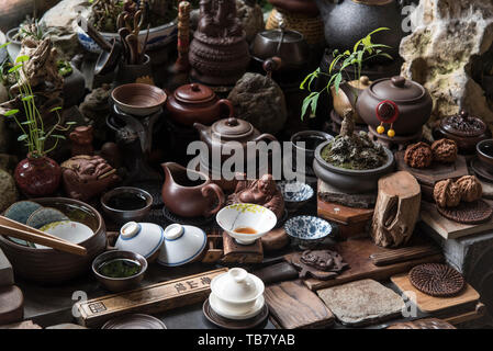 Keramik Teekannen und Tee Zeremonie Cups in Chengdu, Sichuan, China Stockfoto