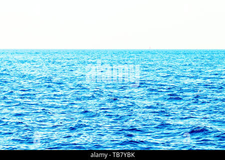 Fernen Segel Boot auf dem Meer, Sommerurlaub Stockfoto