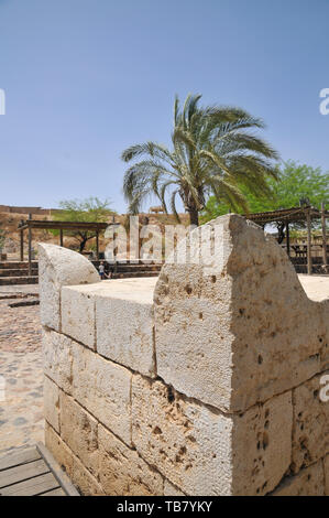 Israel, Negev, Tel Be'er Sheva geglaubt, die Überreste der biblischen Stadt Be'er Sheva. Wiederaufbau der vier gehörnten Altar. Die Original-i Stockfoto