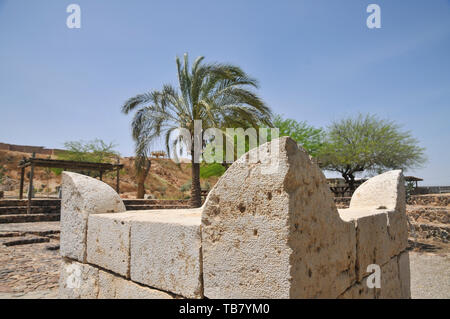 Israel, Negev, Tel Be'er Sheva geglaubt, die Überreste der biblischen Stadt Be'er Sheva. Wiederaufbau der vier gehörnten Altar. Die Original-i Stockfoto