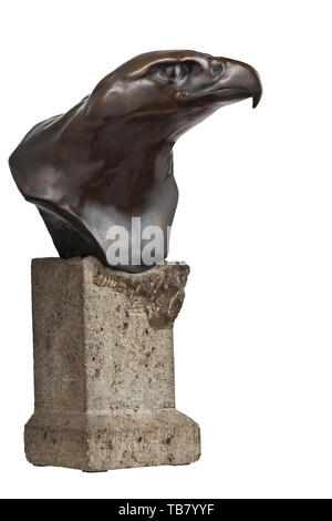 Eine Statue von einem Adler, Bronze, hohl gegossen, braune Patina, vom Künstler in der unteren linken und vom 'Vordermag 1920" unterzeichnet. Montiert auf einem grauen Stein Podest (abgebrochen). Höhe ca. 40 cm. Eine sehr repräsentative Skulptur. historischen, historischen des 20. Jahrhunderts, Editorial-Use - Nur Stockfoto