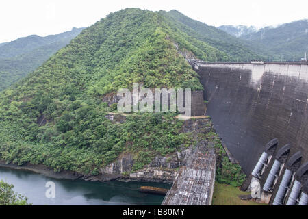 Große Staumauer mit der Wasserleitung für die hydroelektrischen Generator in das Tal nach Regen, im Norden von Thailand. Stockfoto