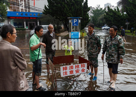 Kunming - 20. Juli 2017 - Bürger aufräumen Gemeinschaft nach starken Regenfällen Stockfoto