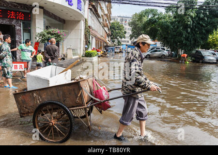 Kunming - 20. Juli 2017 - Bürger aufräumen Gemeinschaft nach starken Regenfällen Stockfoto