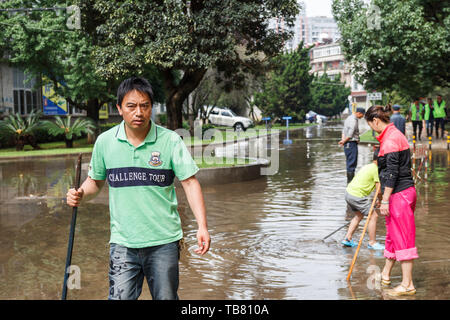 Kunming - 20. Juli 2017 - Bürger aufräumen Gemeinschaft nach starken Regenfällen Stockfoto