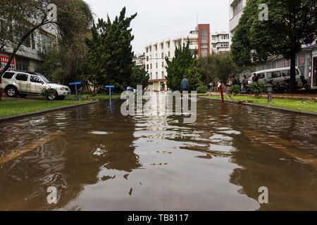 Kunming - 20. Juli 2017 - Bürger aufräumen Gemeinschaft nach starken Regenfällen Stockfoto