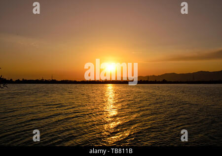 Landschaft Sonnenuntergang an einem See Stockfoto