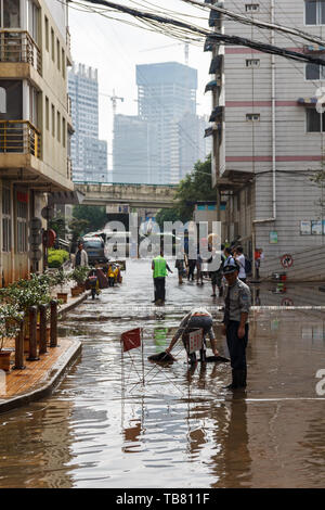 Kunming - 20. Juli 2017 - Bürger aufräumen Gemeinschaft nach starken Regenfällen Stockfoto