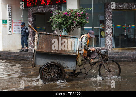 Kunming - 20. Juli 2017 - Bürger aufräumen Gemeinschaft nach starken Regenfällen Stockfoto