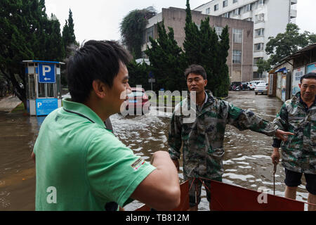 Kunming - 20. Juli 2017 - Bürger aufräumen Gemeinschaft nach starken Regenfällen Stockfoto