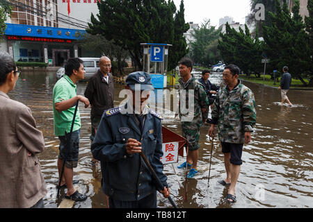 Kunming - 20. Juli 2017 - Bürger aufräumen Gemeinschaft nach starken Regenfällen Stockfoto