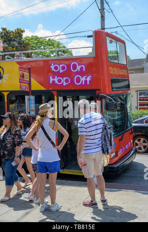 New Orleans, LA, USA - 26. Mai 2019. Eine Hop-on Hop-off Bus in New Orleans kommt an der Haltestelle abzuholen wartenden Fahrgäste. Stockfoto