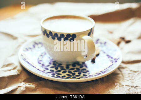 Closeup große Tasse Kaffee mit Milchschaum, stilvoll speisen, still life konzeptionelle im Gegenlicht der Sonne Stockfoto