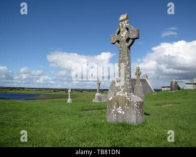 Keltisches Kreuz und monastische archäologische Stätte von Clonmacnoise in Irland Stockfoto