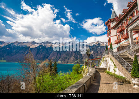 BRIENZ, 21. April 2019 - Brienzersee mit Giessbach Wasserfall von Interlaken mit der Schweizer Alpen durch Schnee im Hintergrund, der Schweiz, Europa Stockfoto