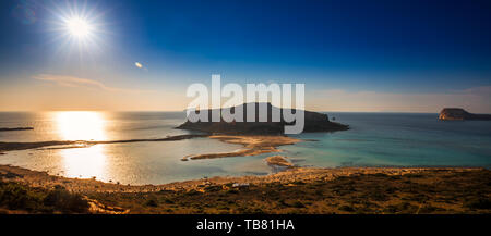 Balos Lagune auf der Insel Kreta mit azurblauen Wasser, Griechenland, Europa. Kreta ist die größte und bevölkerungsreichste der griechischen Inseln. Stockfoto