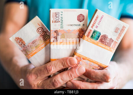 Die stückelungen von fünf Tausend russische Rubel. Bündel Banknoten in männlicher Hand isoliert. 5000 Rubel. Fünf tausend Cash der Russischen Föderation Stockfoto