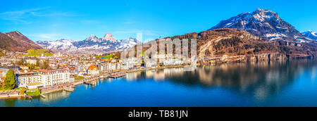 Brunnen Altstadt mit Grosse und kleine Mythen, Kanton Schwyz, Schweiz, Europa. Stockfoto