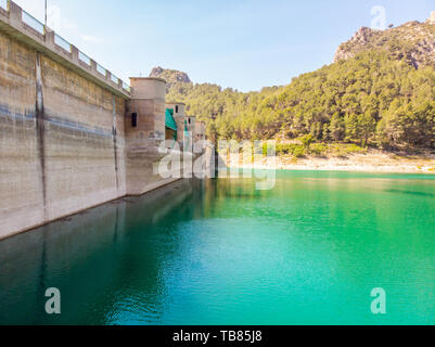 Dam und ein Reservoir im Tal des Río Guadalest, Spanien Stockfoto