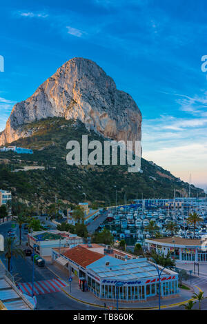 Calpe, Alicante, Spanien. Mai 10, 2019: Felsen von Ifach bei Sonnenaufgang. Marina, Restaurants und Geschäfte Stockfoto
