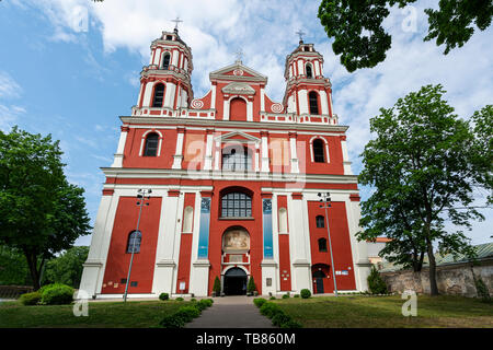 Vilnius, Litauen. Mai 2019. Die Fassade der St. Apostel Philippus und Jakob Kirche Stockfoto