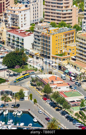 Calpe, Alicante, Spanien. Mai 10, 2019: Marina, Geschäfte und Restaurants aus dem Felsen von Ifach Stockfoto