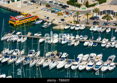Calpe, Alicante, Spanien. Mai 10, 2019: Marina und Tour Boot neben dem Fischereihafen, von den Felsen von Ifach Stockfoto