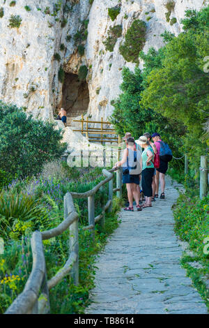 Calpe, Alicante, Spanien. Mai 10, 2019: Die Menschen auf den Aufstieg trail auf den Tunnel, überquert die Felsen von Ifach Stockfoto
