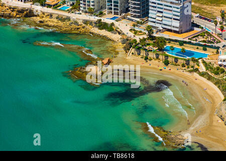 Calpe, Alicante, Spanien. Mai 10, 2019: Strand Cantal Roig, neben dem Fischerhafen, von den Felsen von Ifach Stockfoto