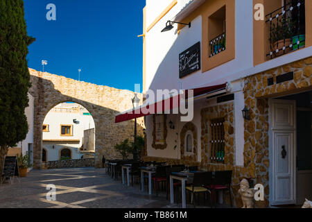 Calpe, Alicante, Spanien. Mai 10, 2019: Terrasse Bar neben der Tür' Portalet' in der befestigten Mauer der Altstadt Stockfoto