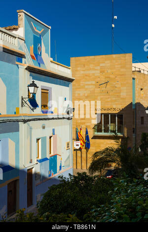 Calpe, Alicante, Spanien. Mai 10, 2019: Der Rat der Stadt Calpe und gemalten Hausfassade Stockfoto