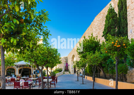 Calpe, Alicante, Spanien. Mai 10, 2019: Terrasse der Bar in einem Quadrat neben dem befestigten Mauer, in der Altstadt Stockfoto