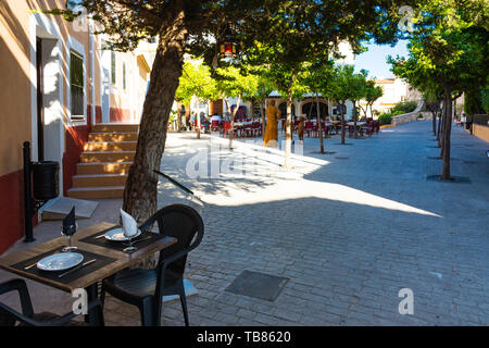 Calpe, Alicante, Spanien. Mai 10, 2019: Terrasse der Bar in einem Quadrat neben dem befestigten Mauer, in der Altstadt Stockfoto