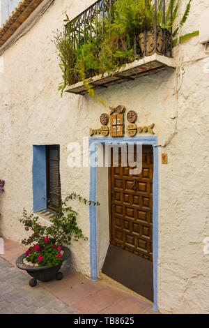 Calpe, Alicante, Spanien. Mai 10, 2019: Haus der Altstadt mit einem eingerichtet und bemalte Fassade Stockfoto