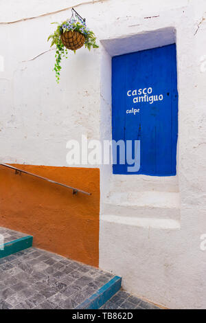 Calpe, Alicante, Spanien. Mai 10, 2019: Straße in der Altstadt schmal, mit hellen Farben eingerichtet. Übersetzung: "Altstadt, Calpe' Stockfoto