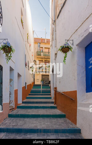 Calpe, Alicante, Spanien. Mai 10, 2019: die kleinen und engen Gassen der Altstadt, auf der Treppe, mit gemalten Schritte Stockfoto