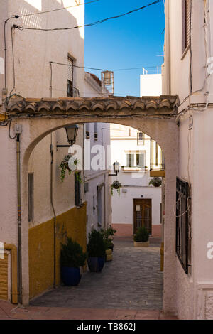 Calpe, Alicante, Spanien. Mai 10, 2019: Altstadt. Arch in der Ecke einer kleinen Straße Stockfoto