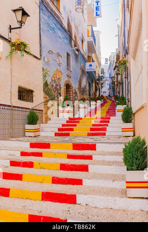 Calpe, Alicante, Spanien. Mai 10, 2019: Altstadt. Puchalt Street mit den Farben der Flagge Spaniens eingerichtet. Bemalte Fassade Galeon Hotel Stockfoto