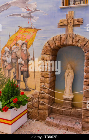 Calpe, Alicante, Spanien. Mai 10, 2019: bemalte Fassade des Hotel Galeon in der Puchalt Straße, Altstadt Stockfoto